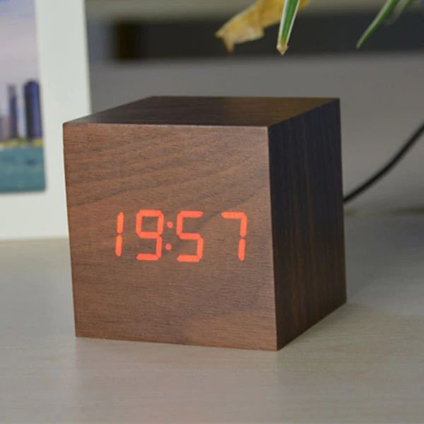 Orologio Digitale Cubo – Design Minimalista e Display LED