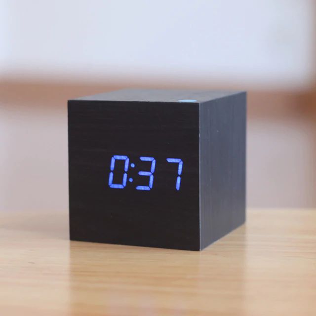 Orologio Digitale Cubo – Design Minimalista e Display LED