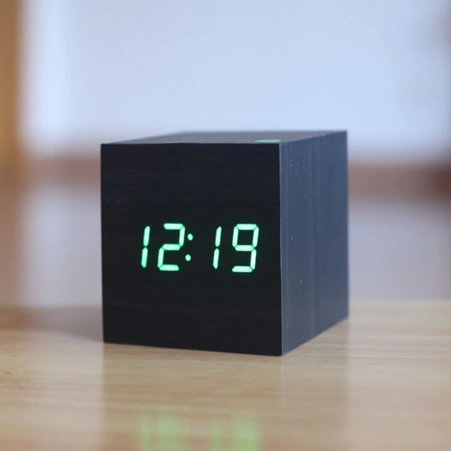 Orologio Digitale Cubo – Design Minimalista e Display LED