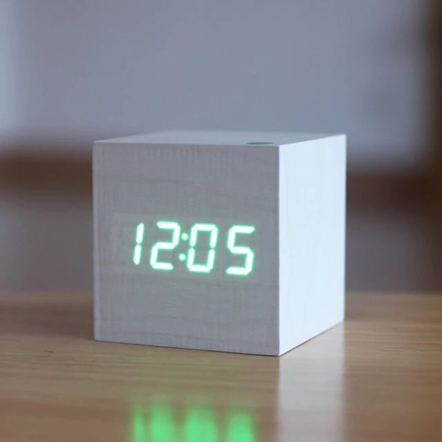 Orologio Digitale Cubo – Design Minimalista e Display LED