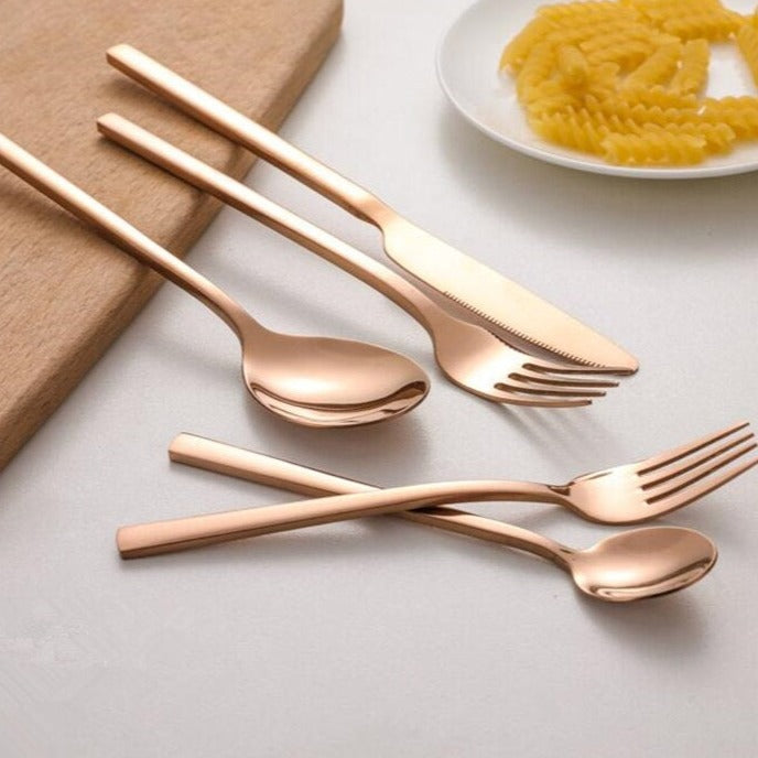 Set di Posate Completo – Pezzi Eleganti per una Tavola Raffinata