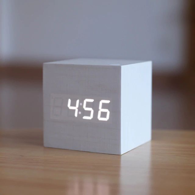 Orologio Digitale Cubo – Design Minimalista e Display LED