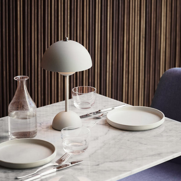 Přenosná stolní lampa – moderní design a nomádské osvětlení