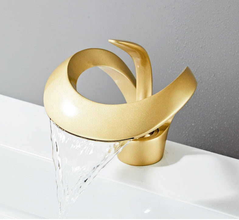 Moderne Baderomsarmatur – Bøyd og Elegant