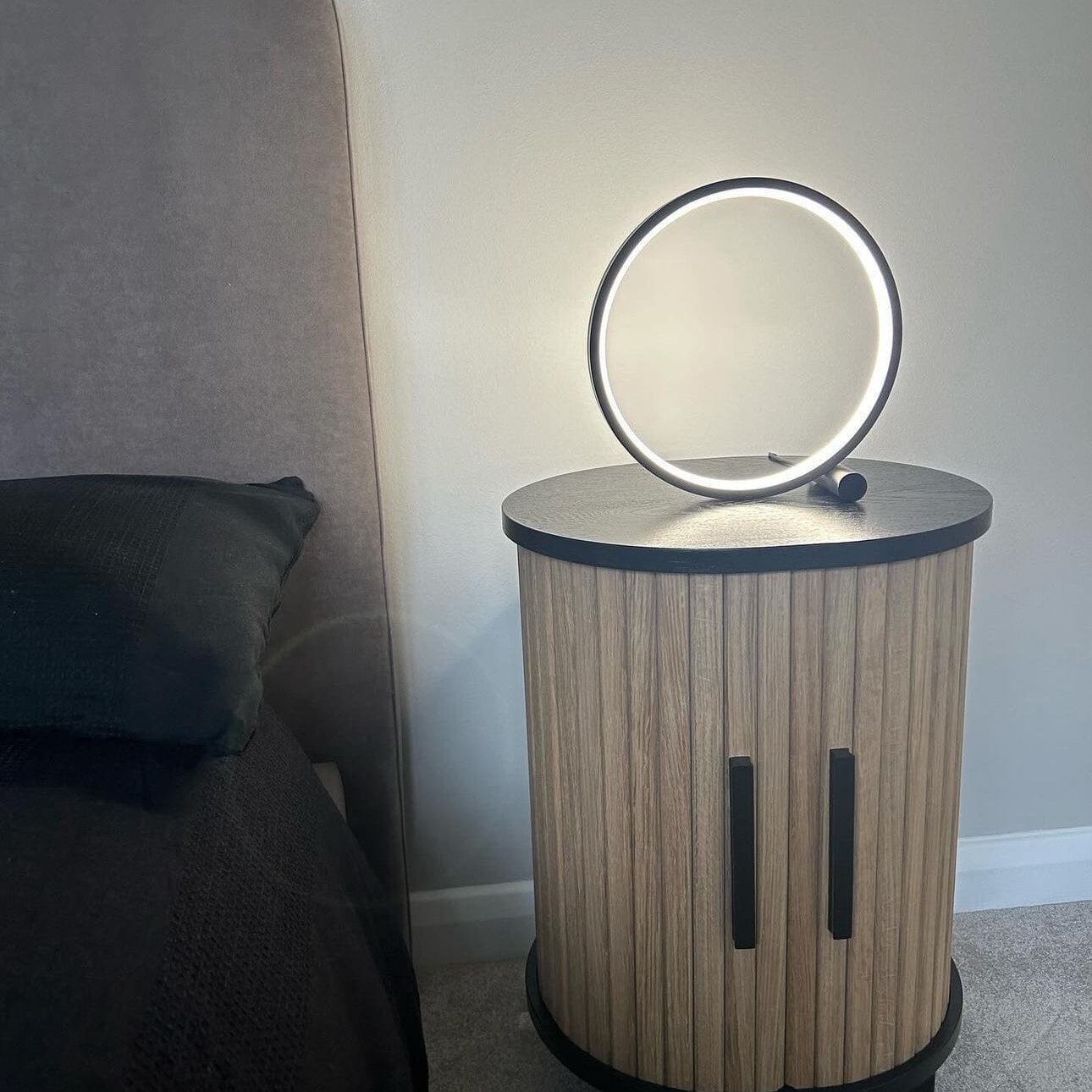 Lampada da Tavolo Circolare con Sensore Tattile – Modernità e Comfort 