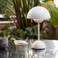 Lampă de Masă Portabilă – Design Modern și Iluminat Nomad 
