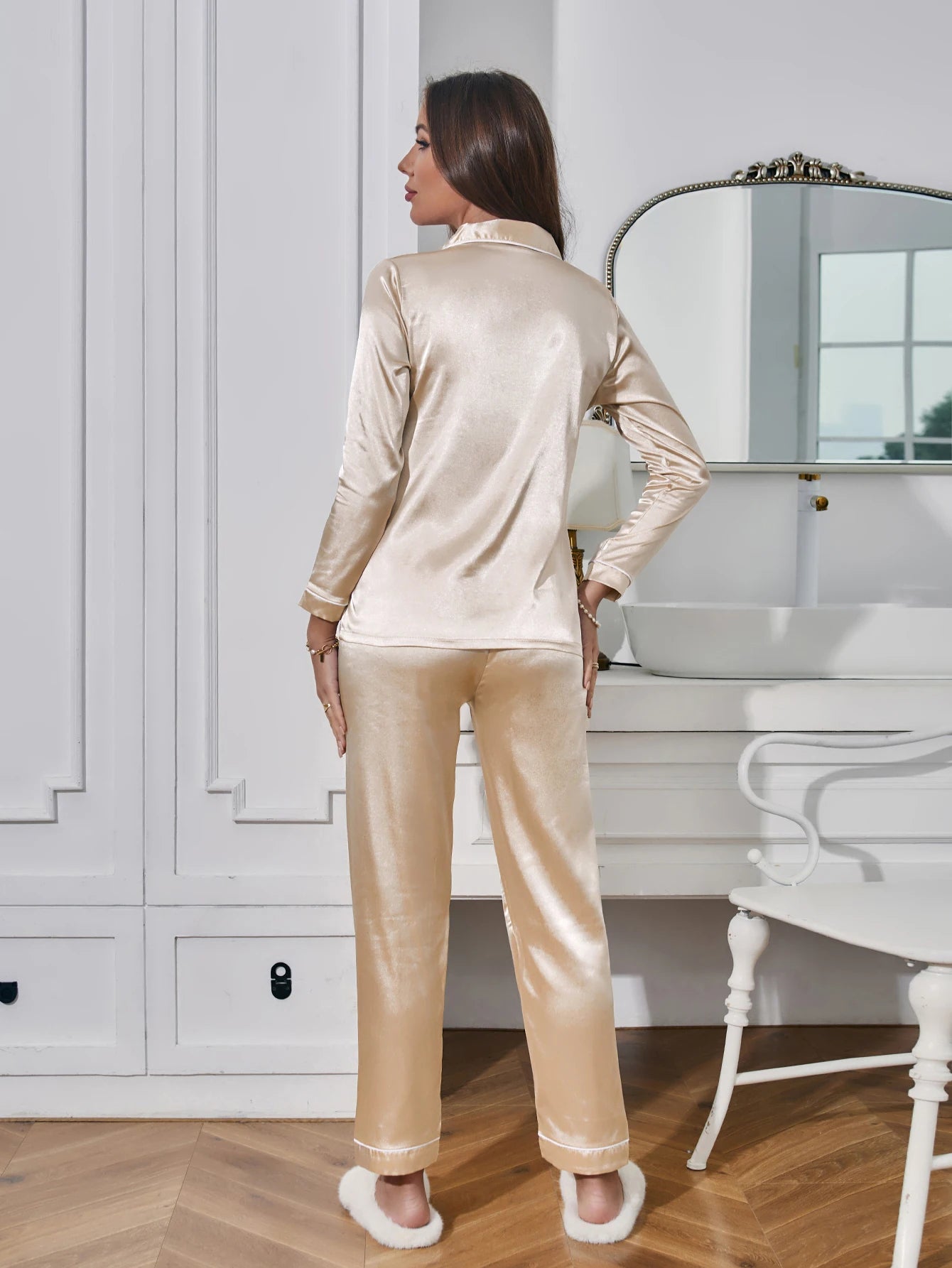 Sandra | Glänsande Pyjamas – Nattens Elegans Och Delikat Beröring 
