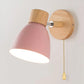 Moderná nástenná lampa – minimalistický štýl a prírodný dotyk 