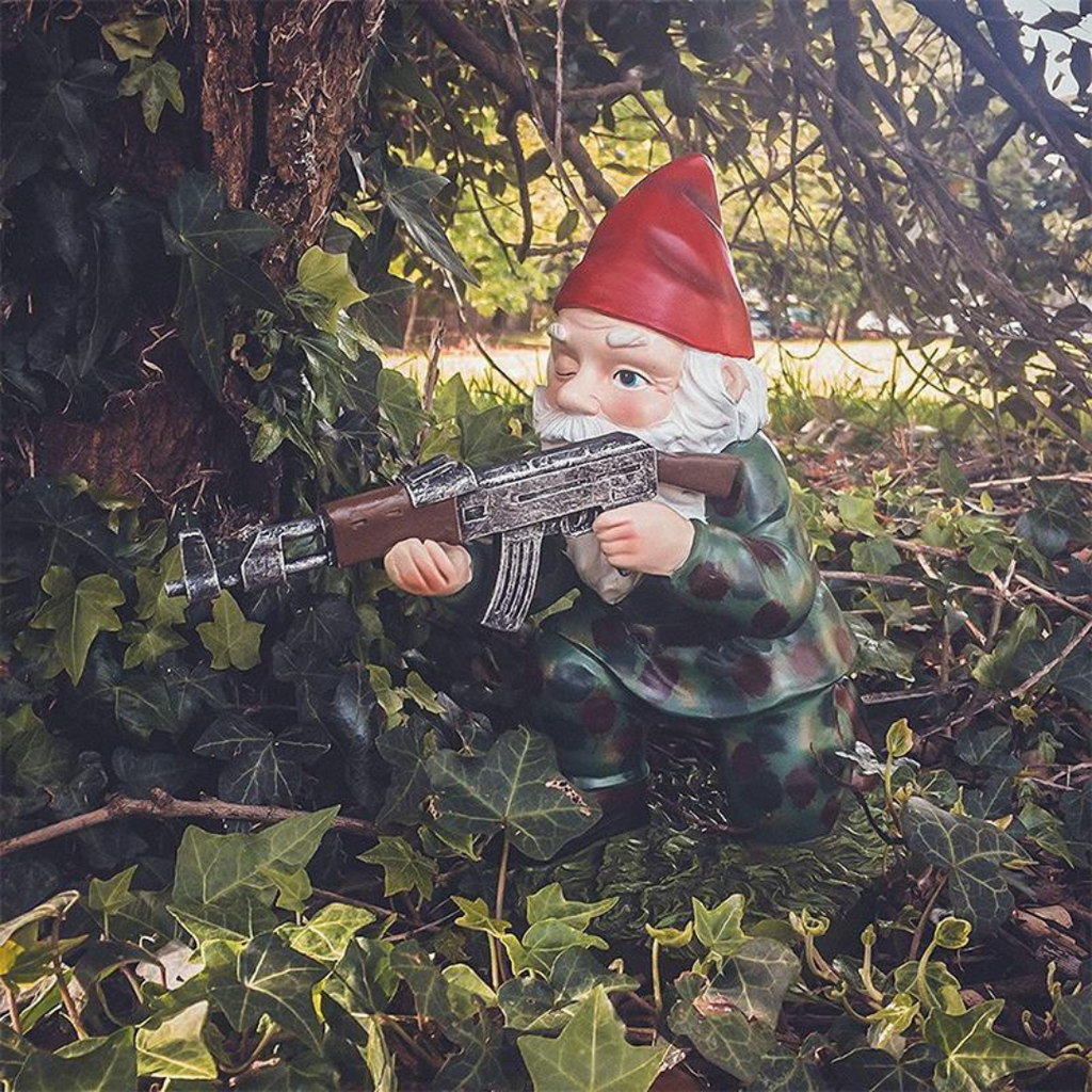 Enano de Jardín Militar – Toca Humor y Defensa Exterior 