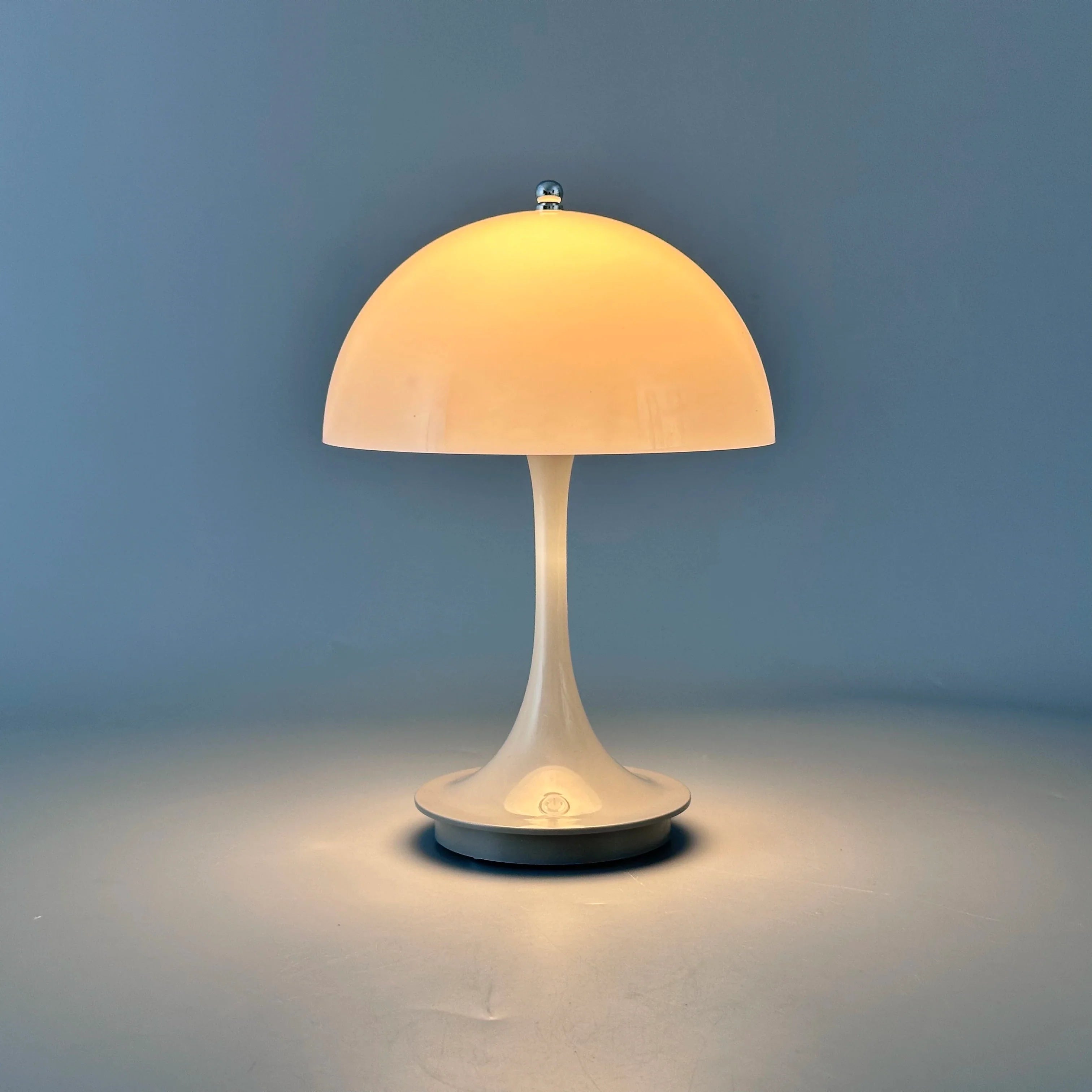 Lampă de birou LED – Reîncărcabilă și iluminare cu trei niveluri 
