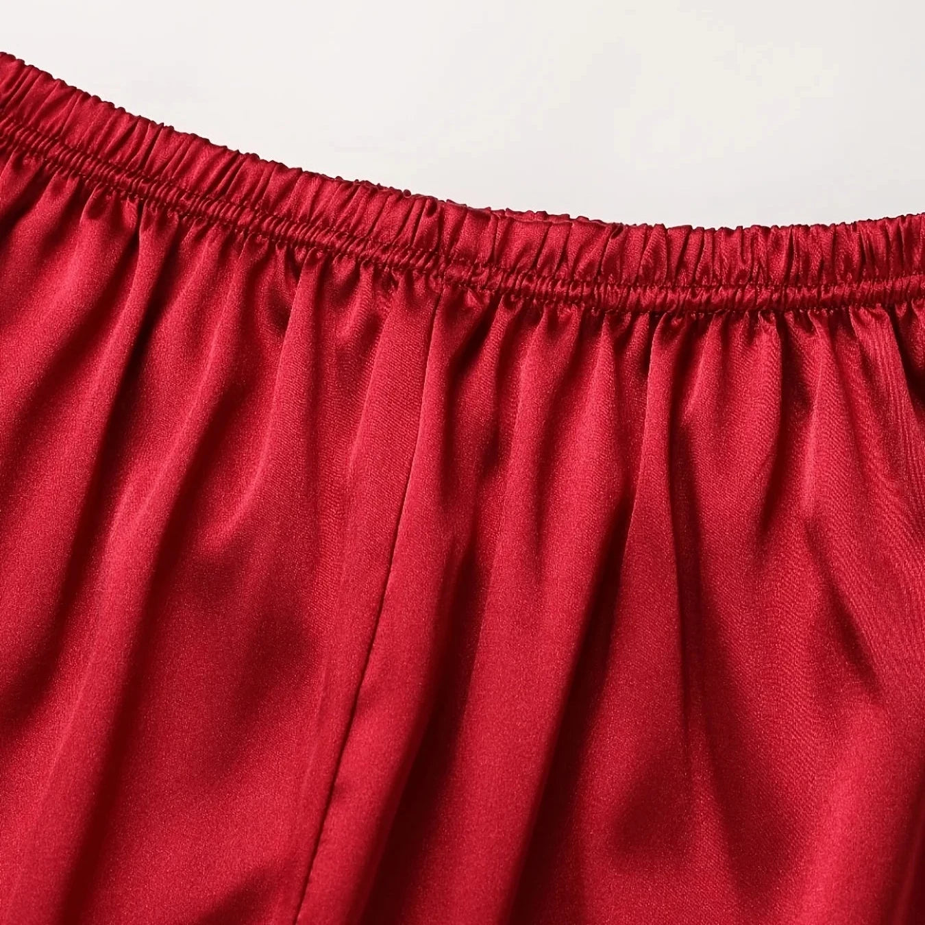 Sandra | Glänsande Pyjamas – Nattens Elegans Och Delikat Beröring 