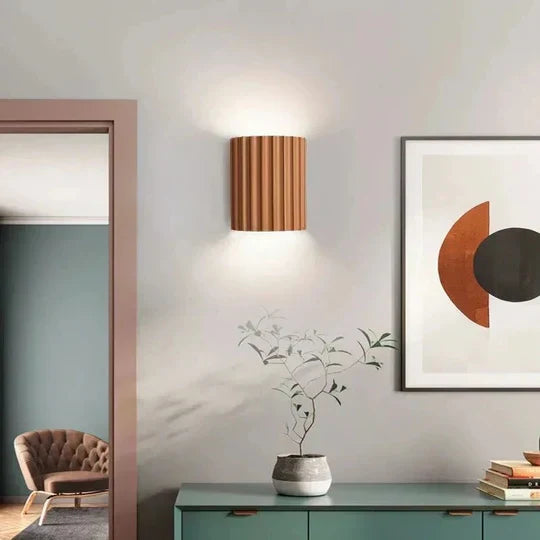 Aplique de pared moderna en resina – elegancia y originalidad 