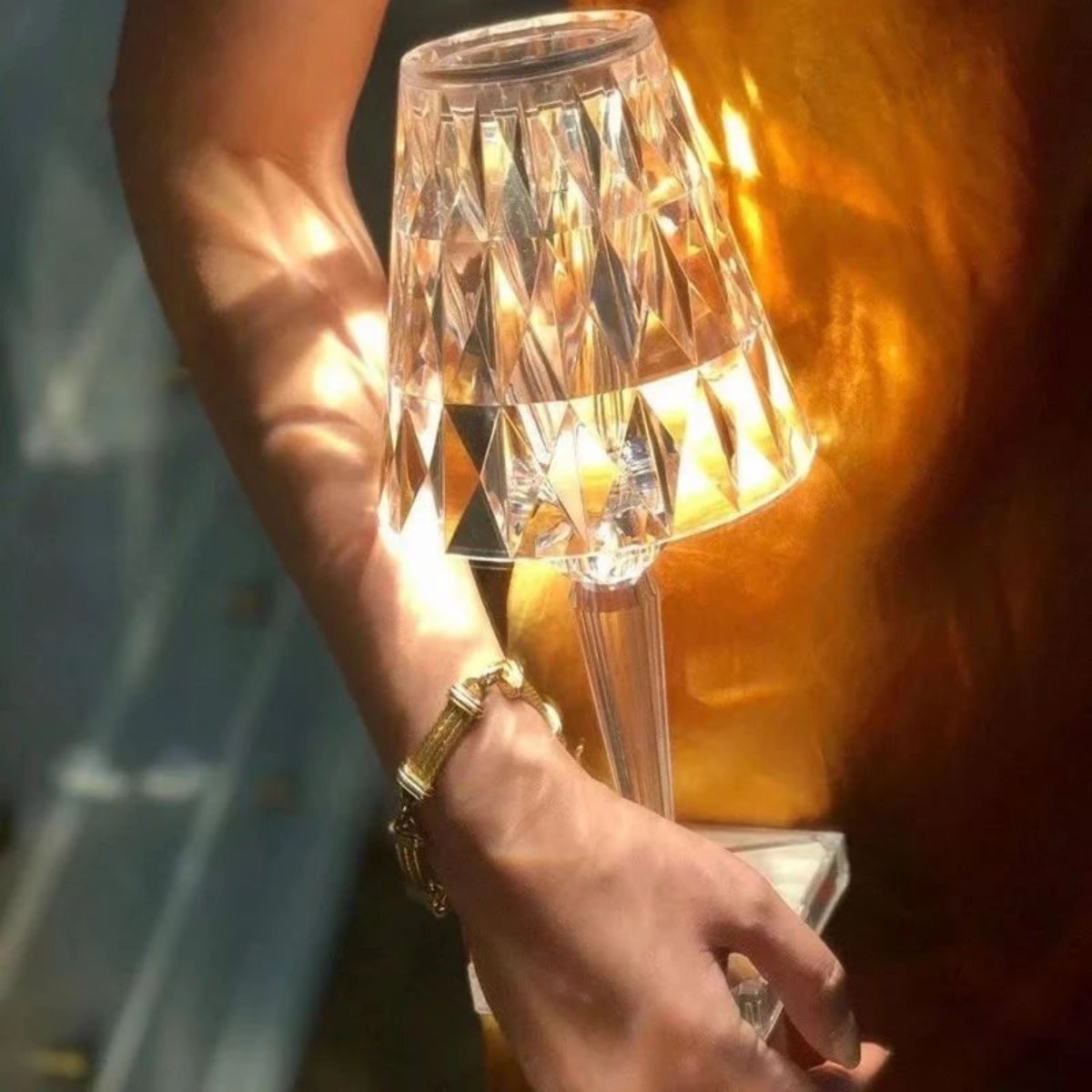 Křišťálová stolní lampa – moderní elegance a útulná atmosféra 