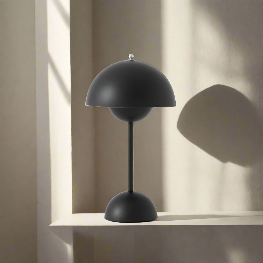 Lampă de Masă Portabilă – Design Modern și Iluminat Nomad 