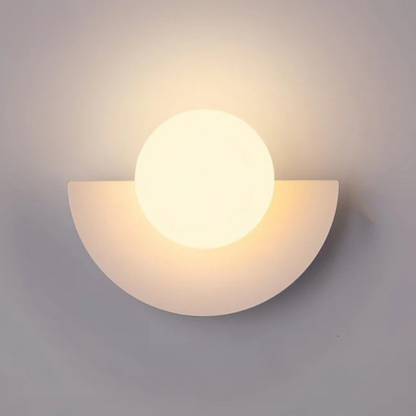 Moderne Wandlampe – Halbkreisform und sanfte Beleuchtung 