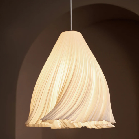 Taklampe i Bølgende Stoff – Chic og Luftig Stil 