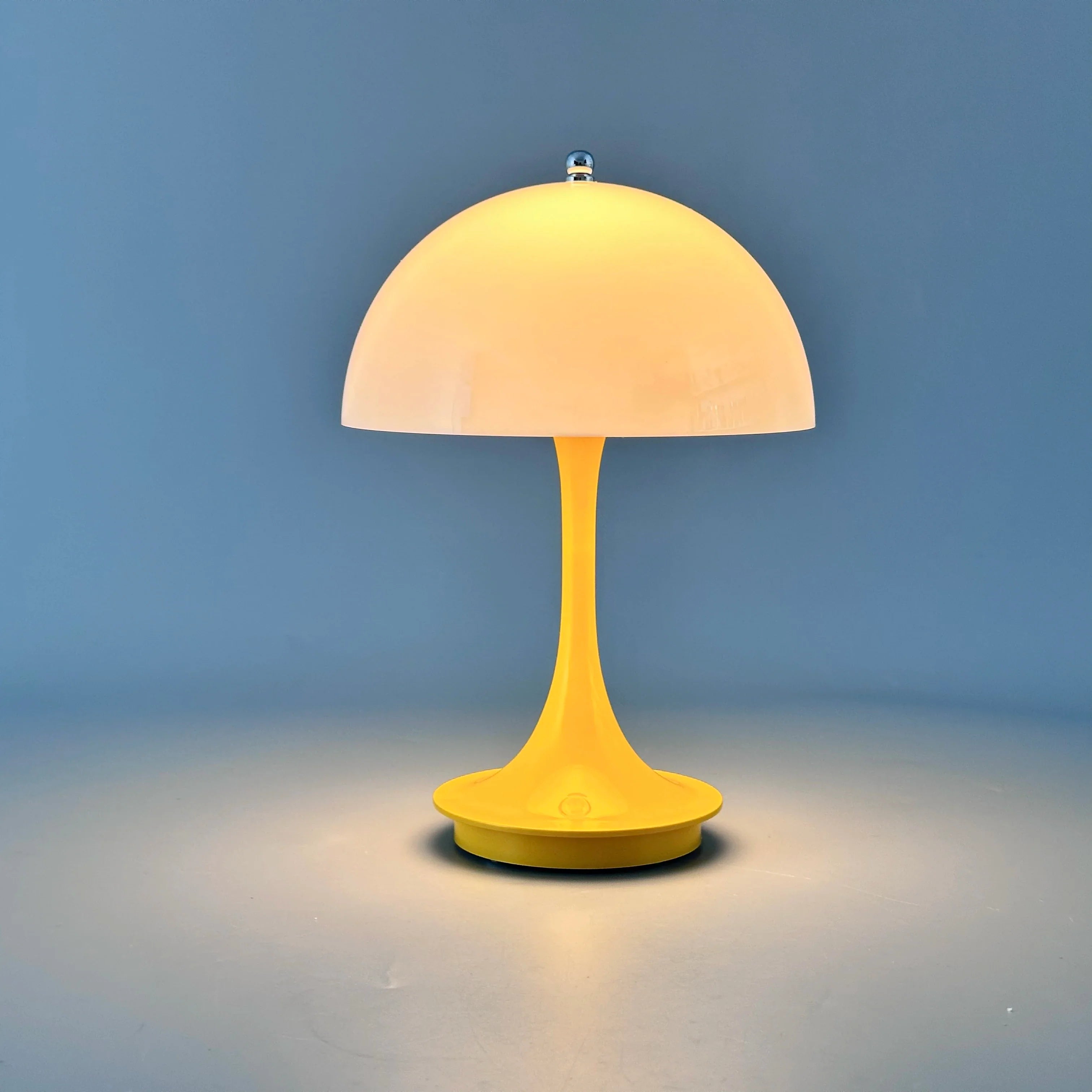 Lampă de birou LED – Reîncărcabilă și iluminare cu trei niveluri 