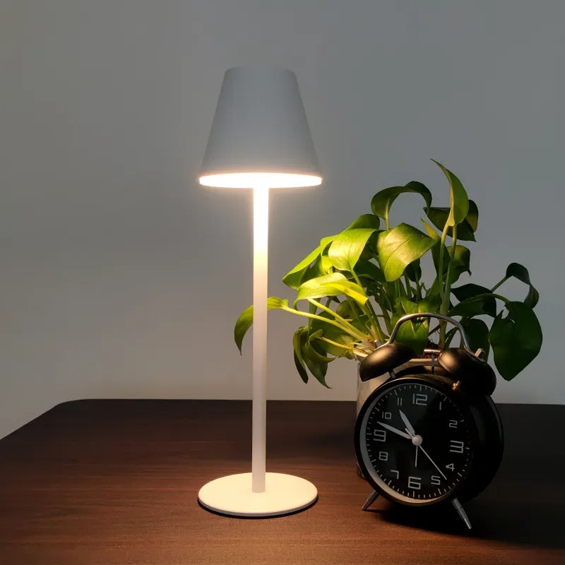 Lámpara de Mesa Inalámbrica – Diseño Moderno y Iluminación Nómada 