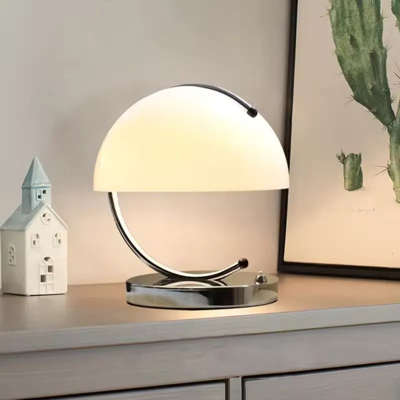Stolní lampa ve skandinávském stylu ze skla – elegance a modernita 